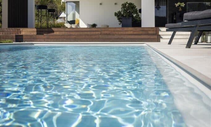 Poolpflege im Sommer: So bleibt Ihr Wasser kristallklar